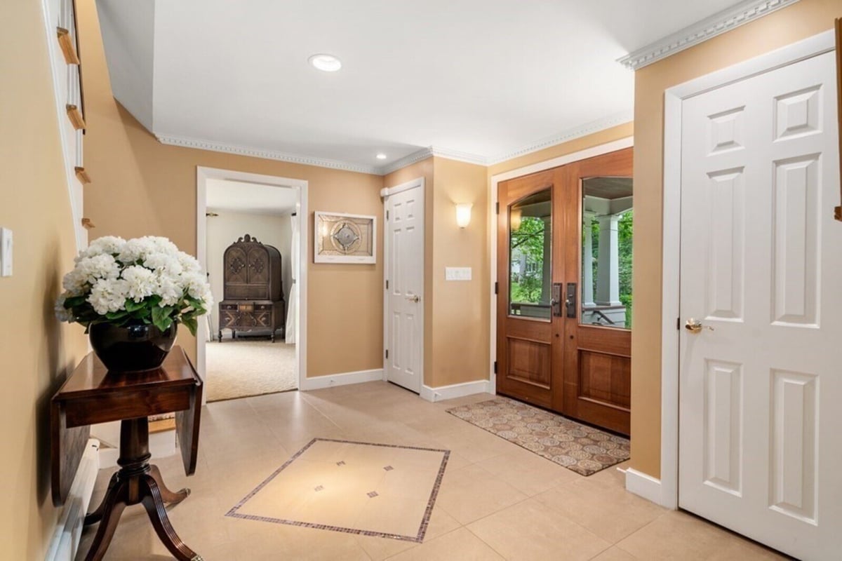 Renovated family room featuring panoramic windows, project by Thomas Buckborough & Associates, Acton, MA